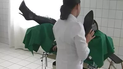 ছেলের ঝাঁকুনি বন্ধ করার জন্য, কুক্কুট তাকে বাংলা চুদাচুদি হট চুদলো