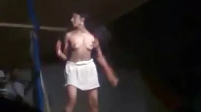 চর্মসার বাংলা চুদাচুদি ছবি মেয়েটি একটি ছবি দিয়ে তার বন্ধুকে সাহায্য করতে বলেছিল এবং নিজেকে চুদতে দেয়