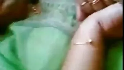 প্রতিবেশীর সাথে ঝগড়া করে, তার বাংলাচুদা চুদি দেনাকে প্রলুব্ধ করে তাকে চুদে